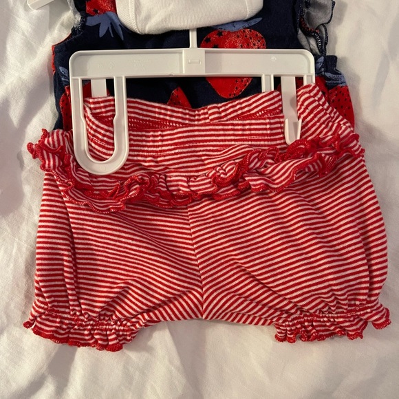 3 piece baby girl outfit. Size 0-3 months. Carters brand. Red white and blue - Picture 4 of 4